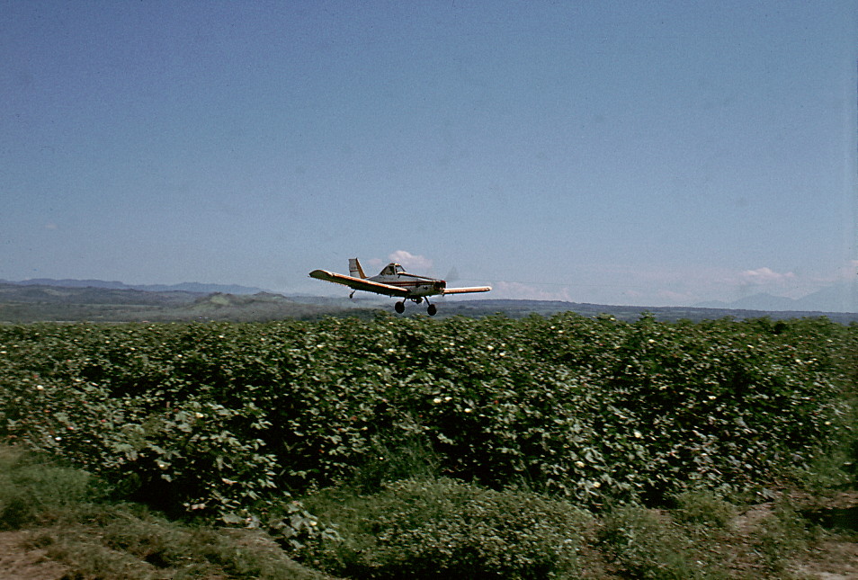 {Spray aircraft in approach run}